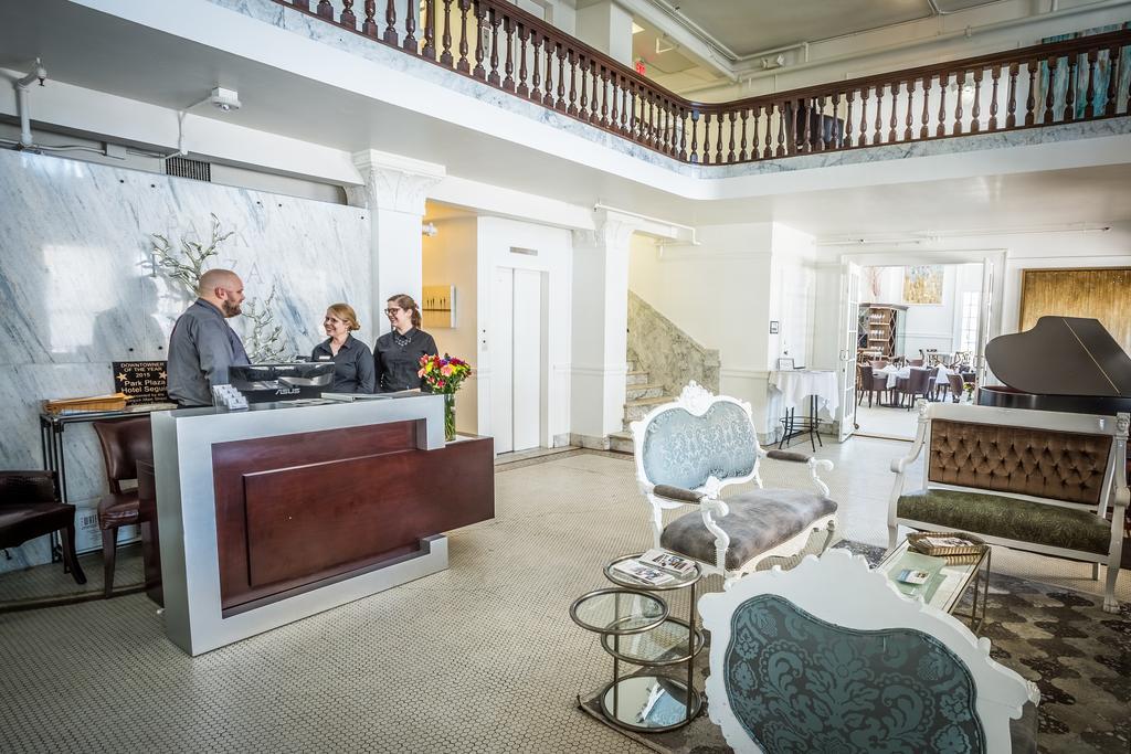 Park Plaza Hotel Сегин Экстерьер фото